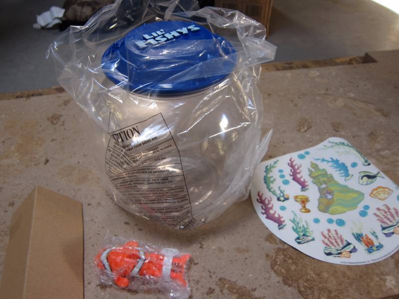 lot 61 image: Fish Tank with Battery Powered Fish