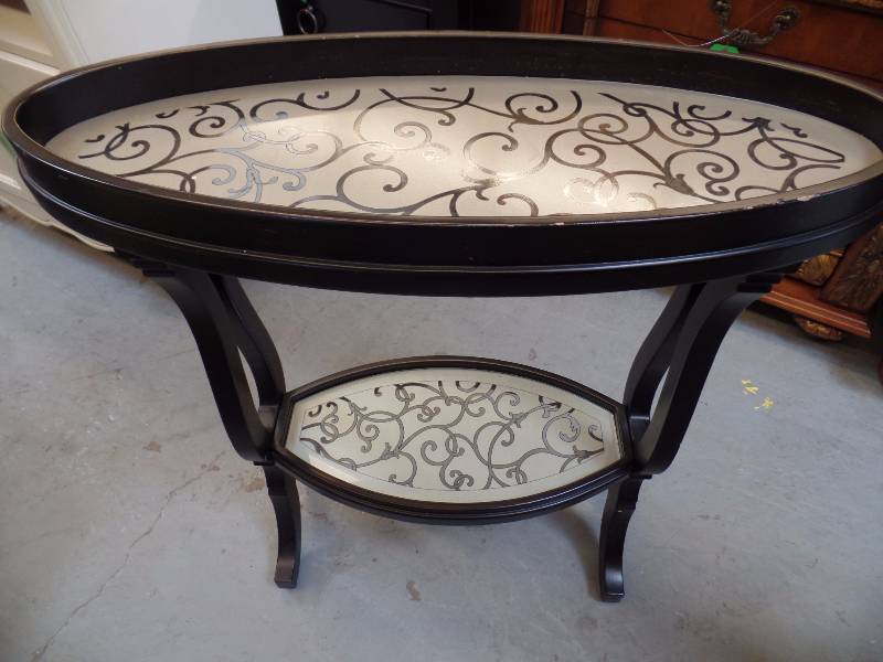 lot 7 image: Oval Plant Stand