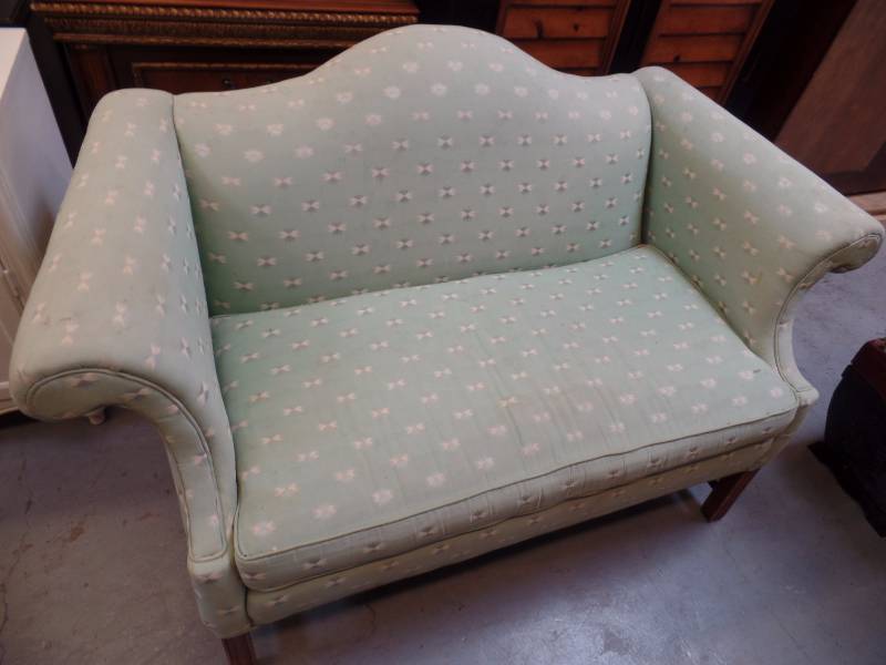 lot 8 image: Love Seat