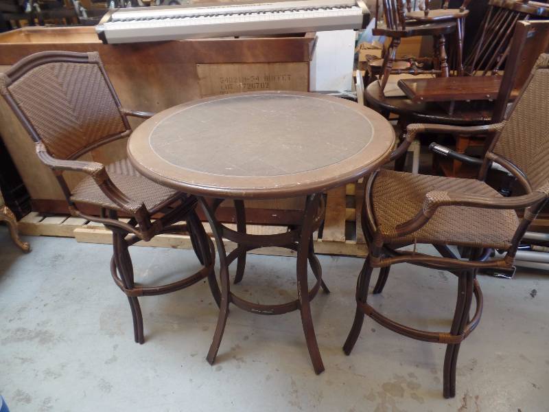 lot 10 image: Patio Set