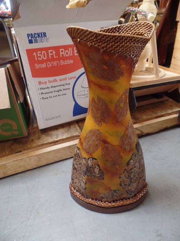 lot 22 image: Decorative Vessel