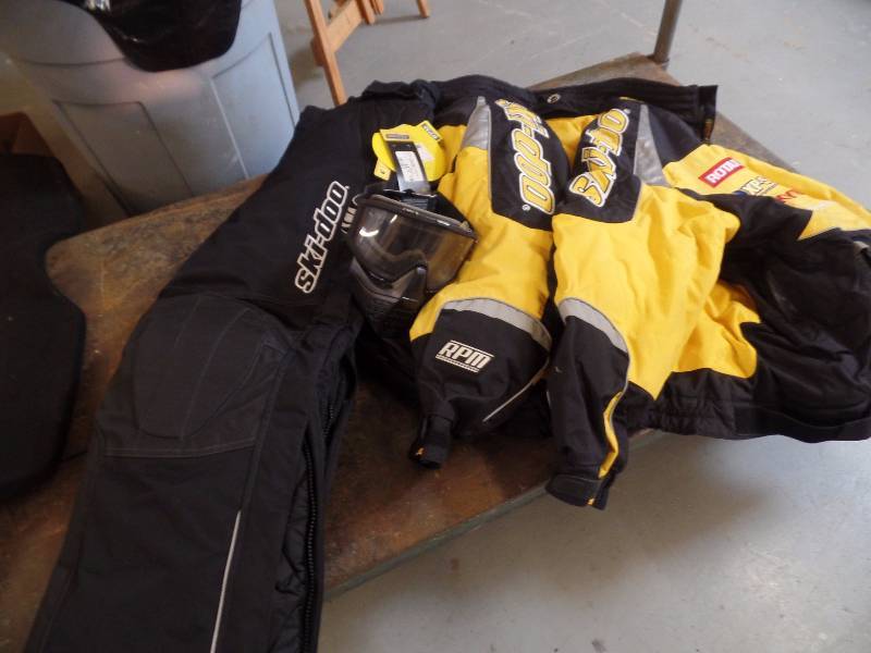 lot 35 image: Skiing Snowsuit