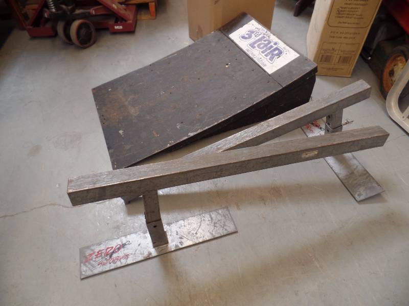 lot 43 image: Skateboard Ramp, Rail and Magazines