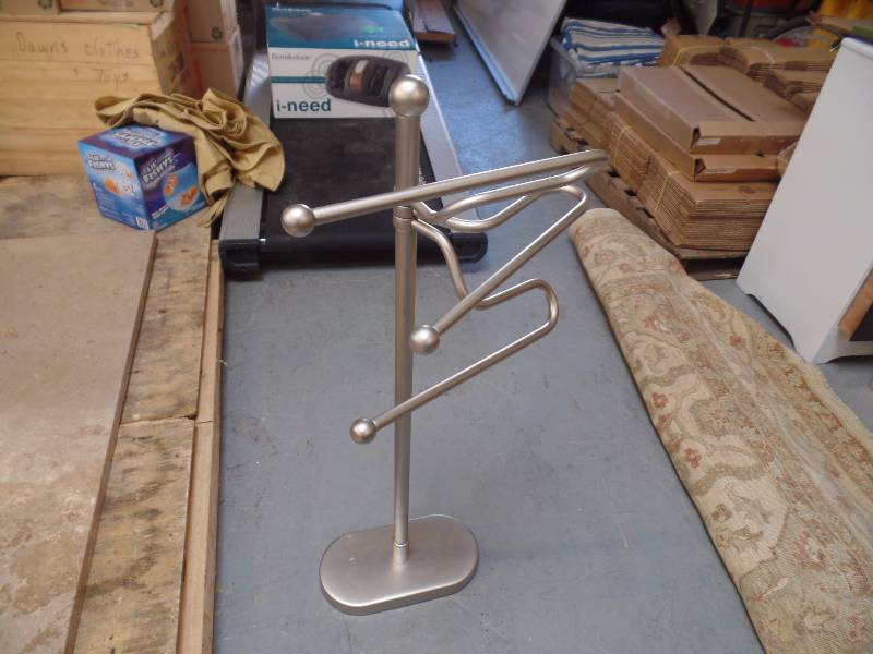 lot 49 image: Towel Rack