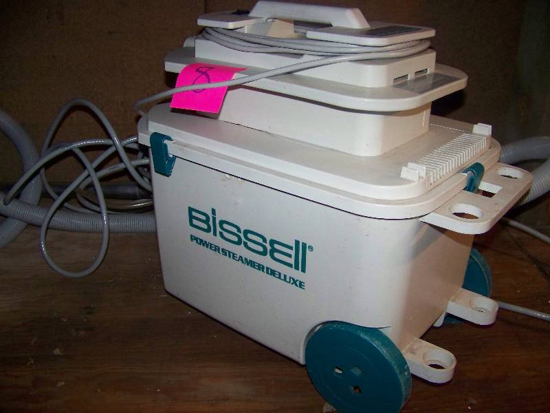 Bissell Carpet Cleaner w cleaning products