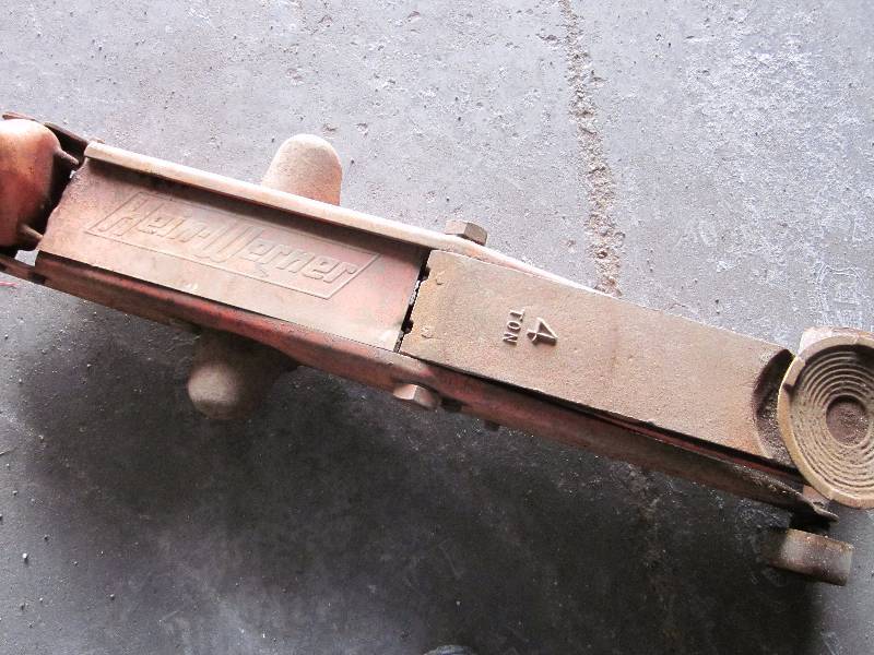 lot 5 image: Floor Jack