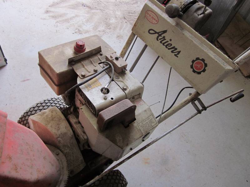 lot 3 image: Ariens Snow Blower