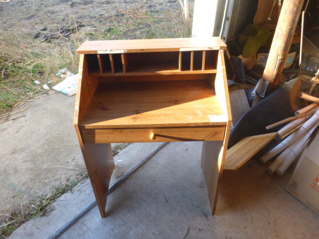 lot 8 image: Small Desk