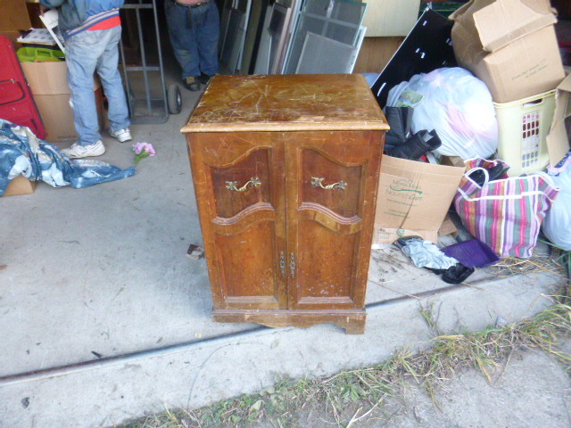 lot 14 image: Vintage Cabinet