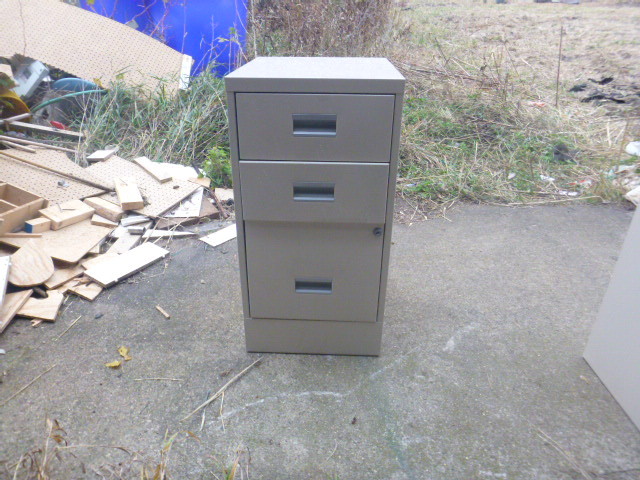 lot 16 image: 3 Drawer File Cabinet
