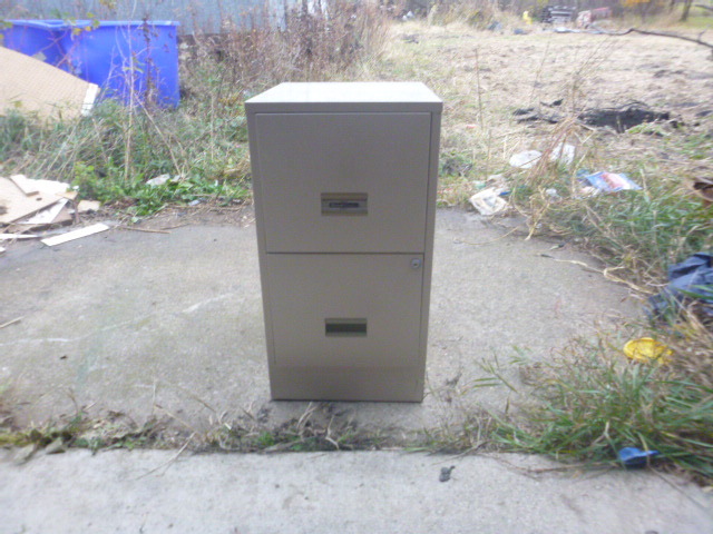 lot 17 image: 2 Drawer File Cabinet