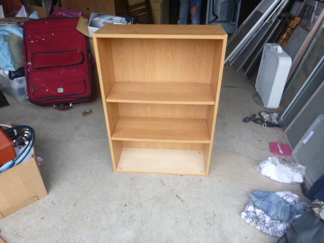 lot 18 image: Small Bookshelf