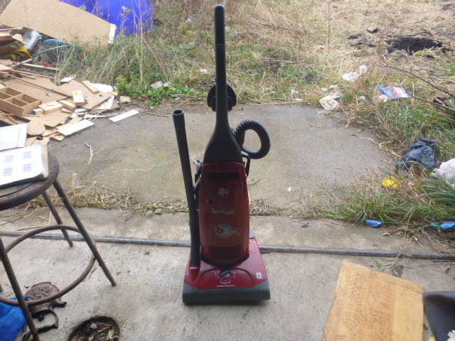 lot 24 image: Dirt Devil SwivelGlide Vacuum