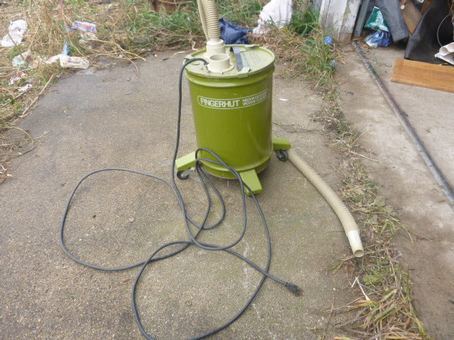 lot 25 image: Finger Hut Shop Vacuum