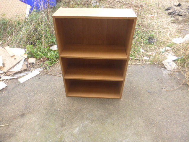 lot 26 image: Small Bookshelf