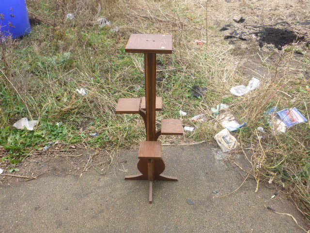 lot 28 image: Planter Stand