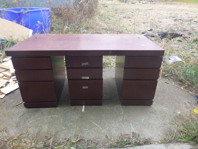 lot 32 image: 4 Piece Desk