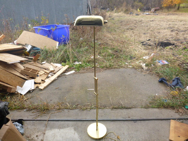 lot 37 image: Adjustable Floor Lamp