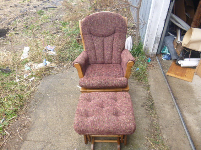 lot 42 image: Glider Chair