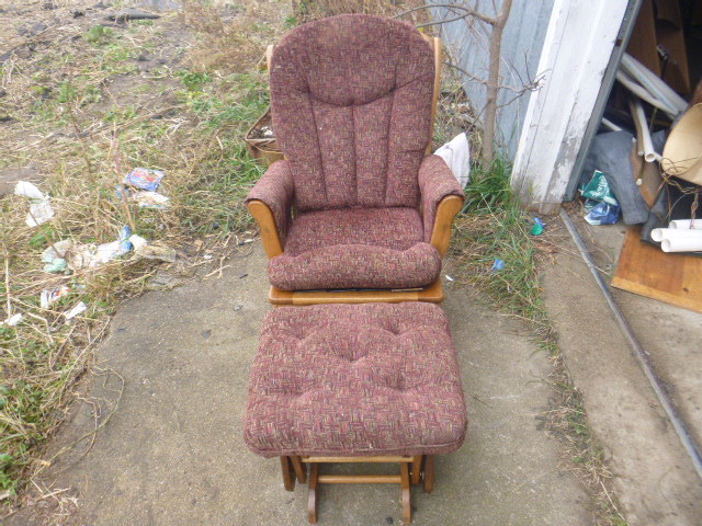 lot 45 image: Glider Chair