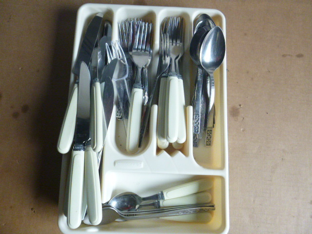 lot 74 image: Miscellaneous Silverware