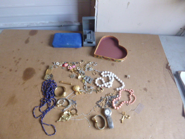 lot 105 image: Miscellaneous Costume Jewelry