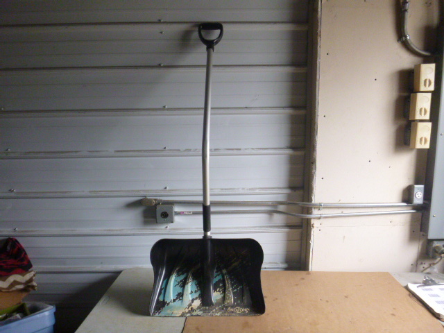 lot 113 image: Sno Zone Snow Shovel