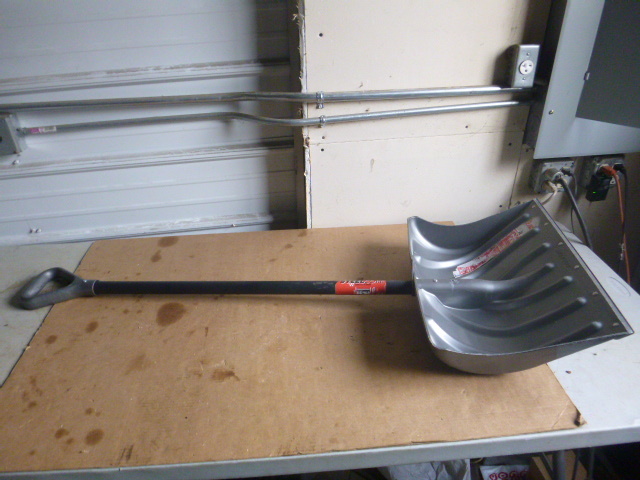 lot 149 image: Suncast Snow Shovel