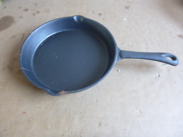 lot 171 image: 10 Cast Iron Frying Pan