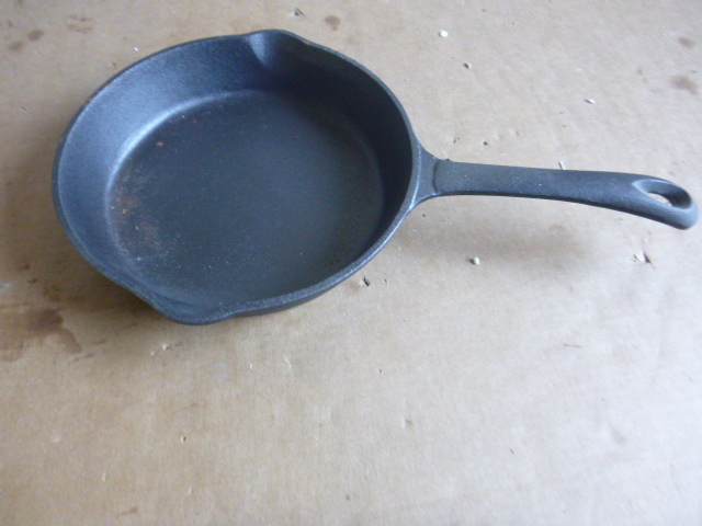 lot 172 image: 8 Cast Iron Frying Pan