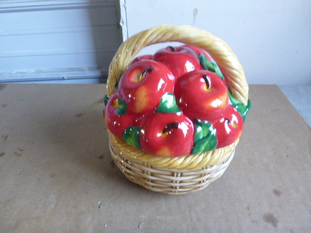 lot 182 image: Apple Basket Cookie Jar