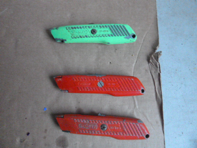 lot 204 image: 3 Utility Knives