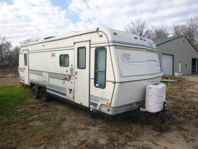 lot 1 image: 1982 Holiday Rambler Presidential Camper