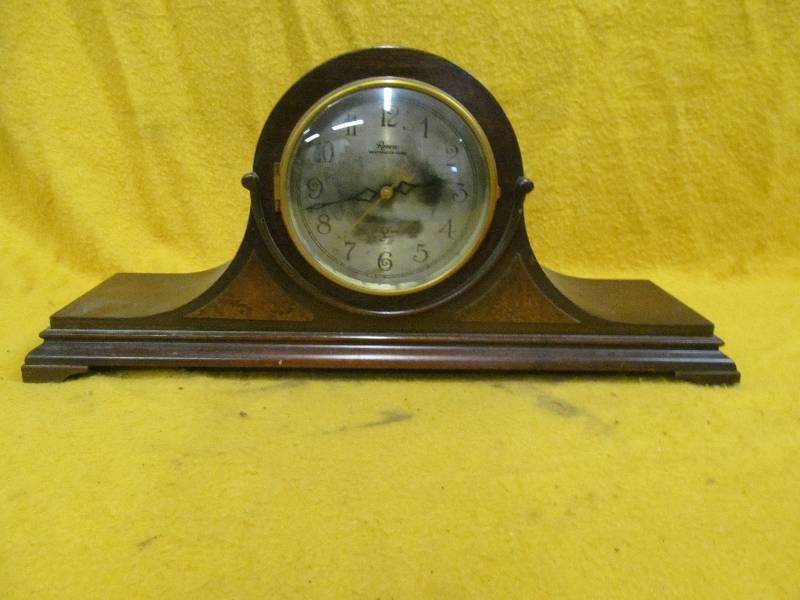 lot 5 image: clock