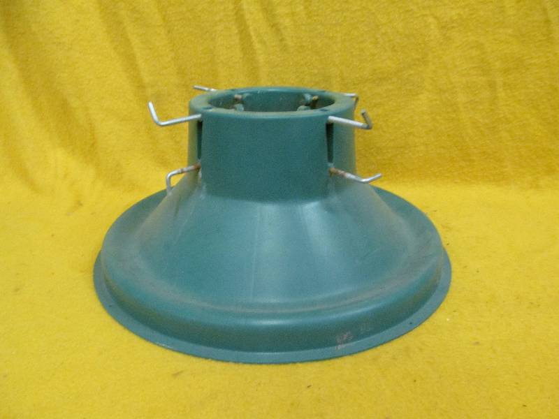 lot 10 image: xmas tree stand