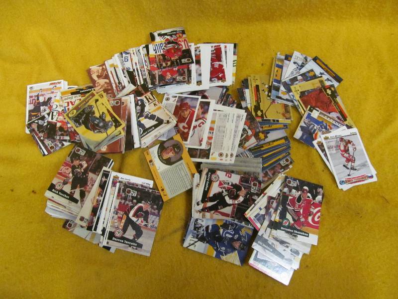 lot 20 image: hockey cards