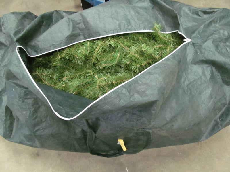 lot 24 image: xmas tree