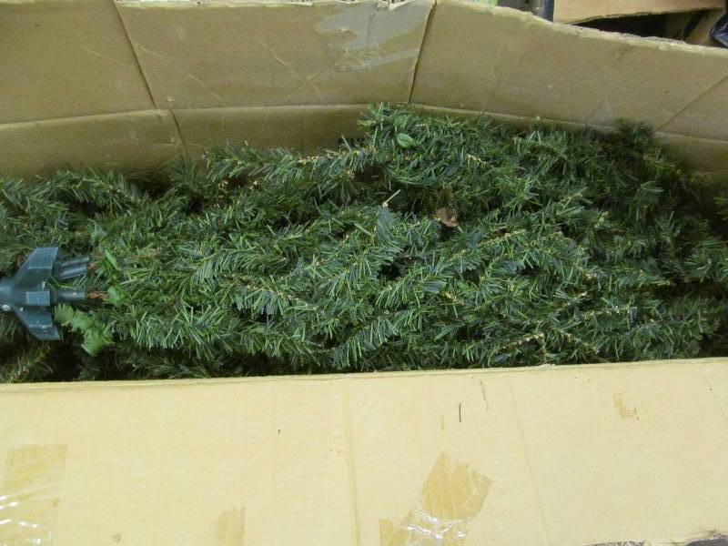 lot 25 image: xmas tree
