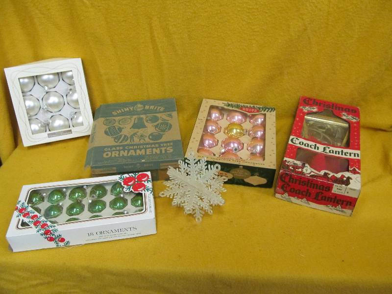 lot 39 image: vintage xmas dcor