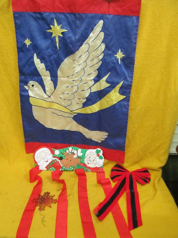 lot 42 image: holiday dcor