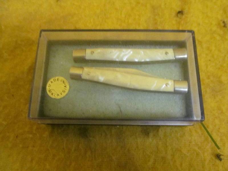 lot 52 image: Knives