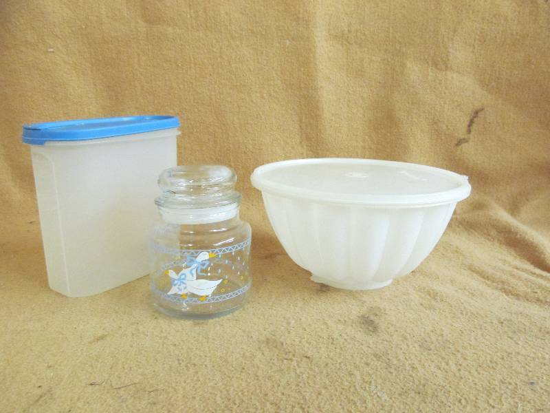 lot 70 image: Tupperware