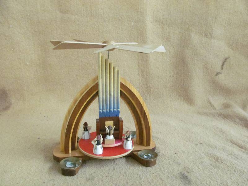 lot 72 image: Christmas