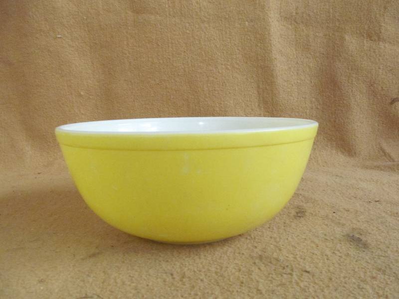 lot 78 image: Pyrex Bowl