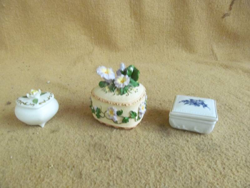 lot 94 image: Ring Boxes