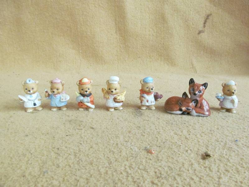 lot 100 image: Bear Figures
