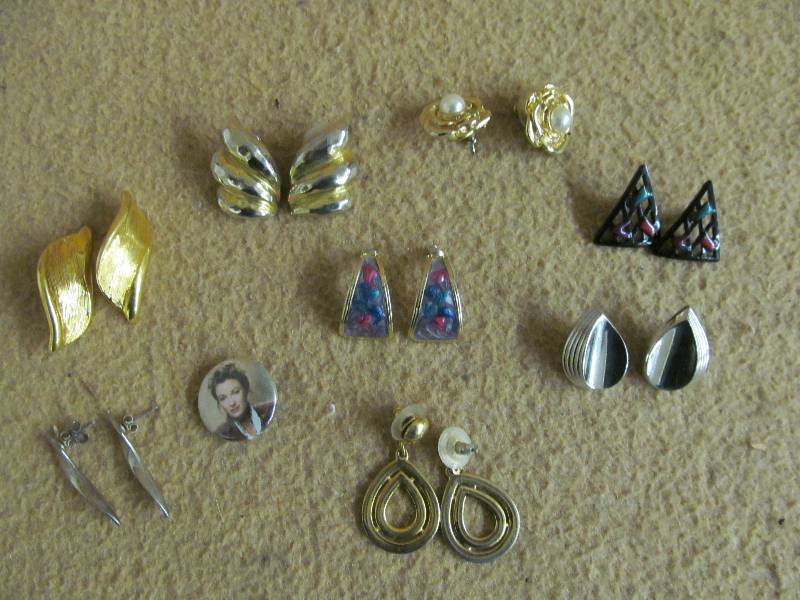 lot 108 image: Costume Jewelry