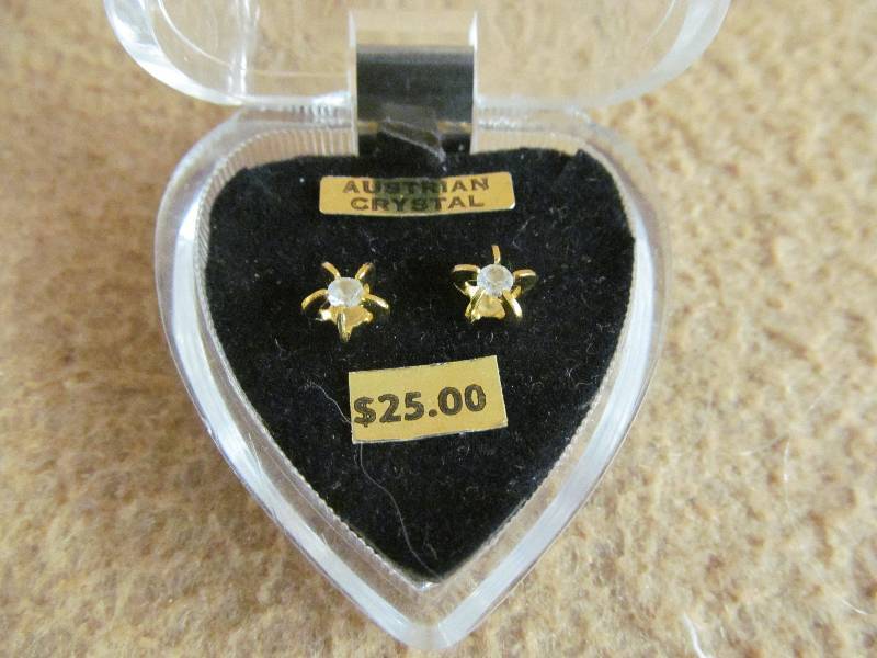 lot 109 image: Costume Jewelry