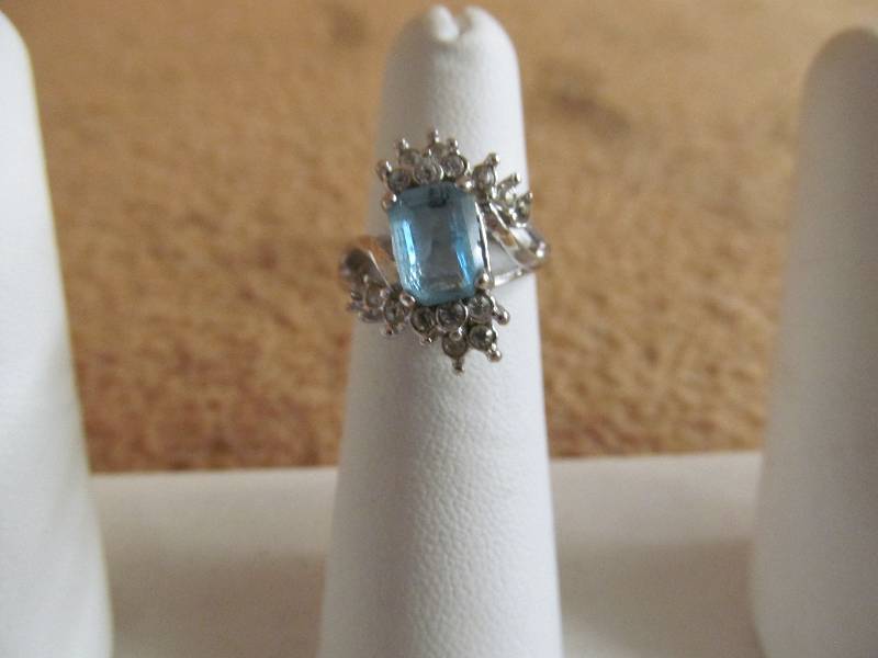 lot 112 image: Costume Jewelry