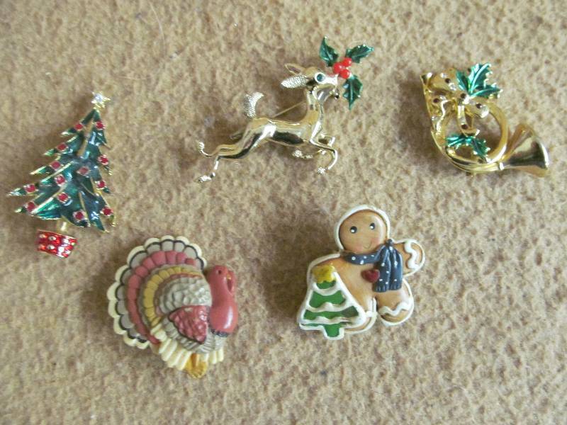 lot 117 image: Costume Jewelry